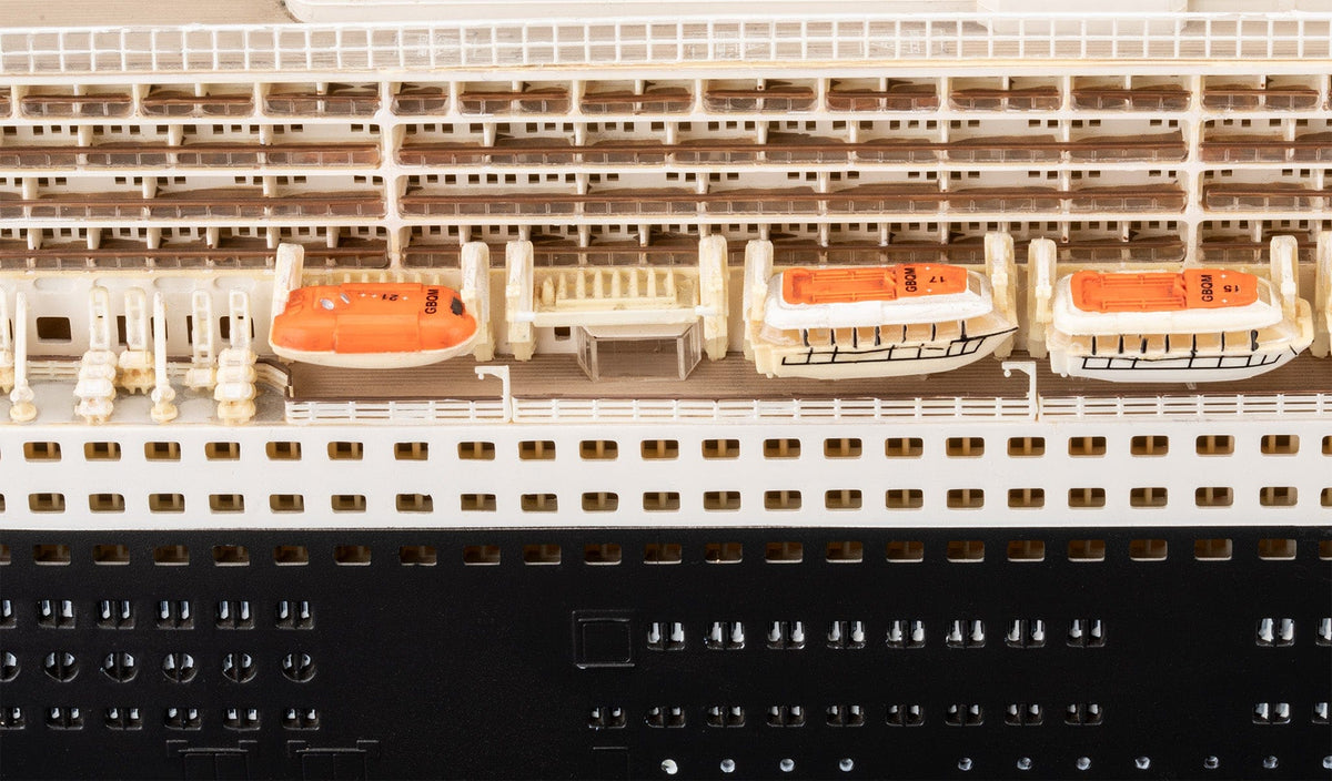 705 - Revell - 05223 - RMS Queen Mary 2 - painted model