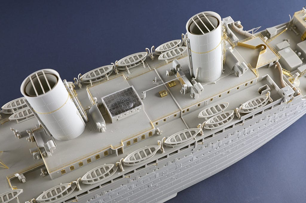 Trumpeter - 03720 - HMT Olympic - unpainted model