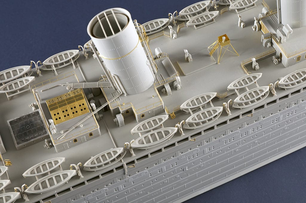 Trumpeter - 03720 - HMT Olympic - unpainted model