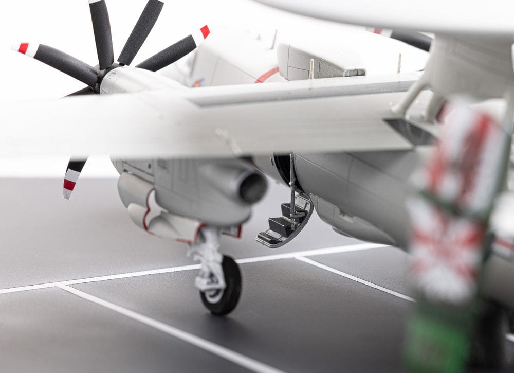 700 - Heller - 82300 - Grumman E-2C Hawkeye - painted model