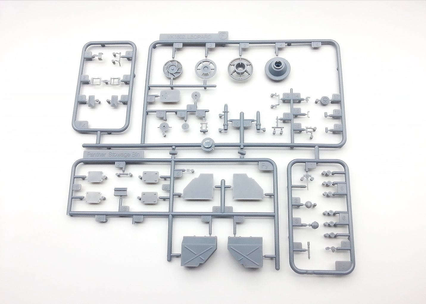 205 - Amusing Hobby - 35A004 - VK 16.02 Leopard - sprue