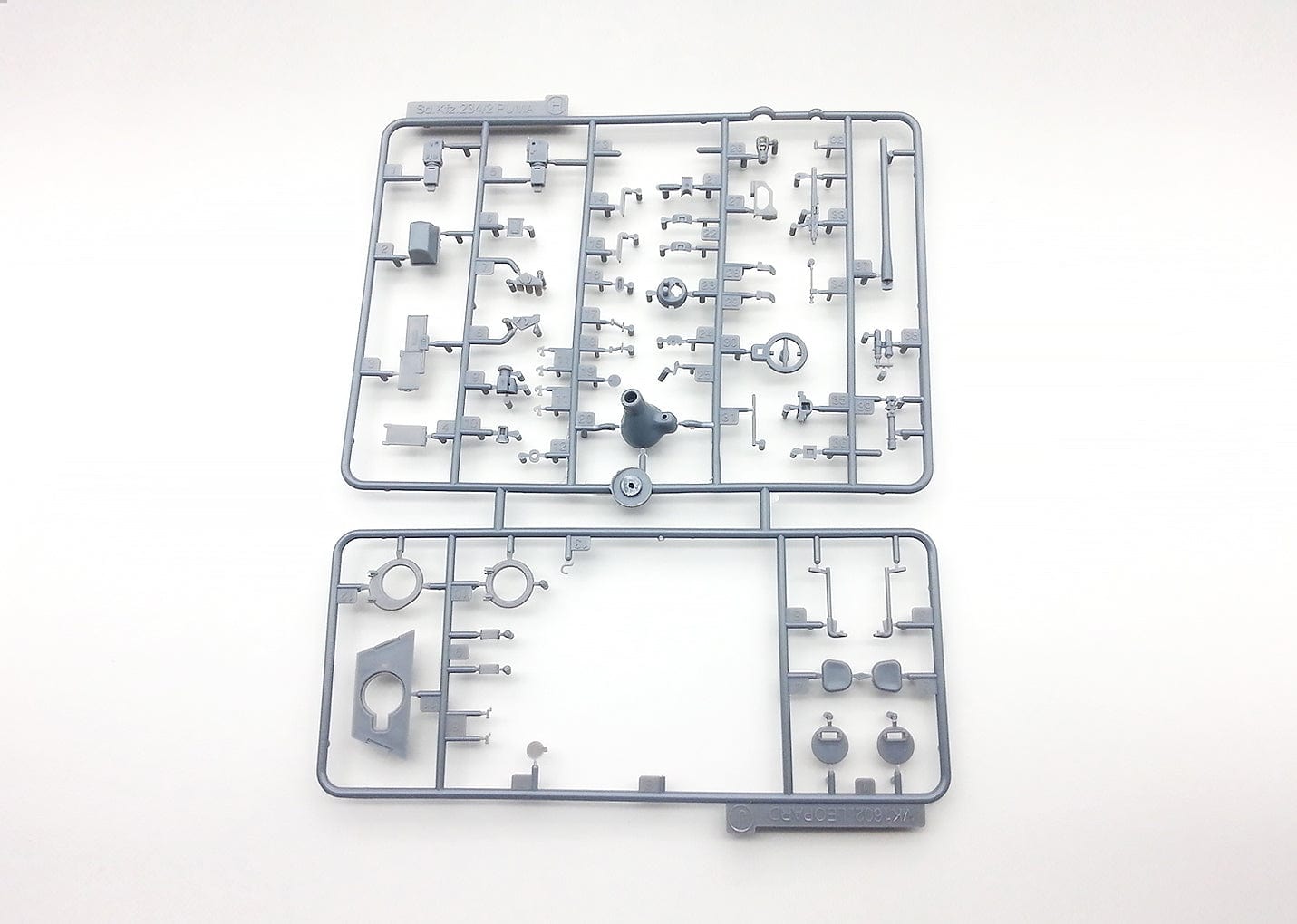206 - Amusing Hobby - 35A004 - VK 16.02 Leopard - sprue