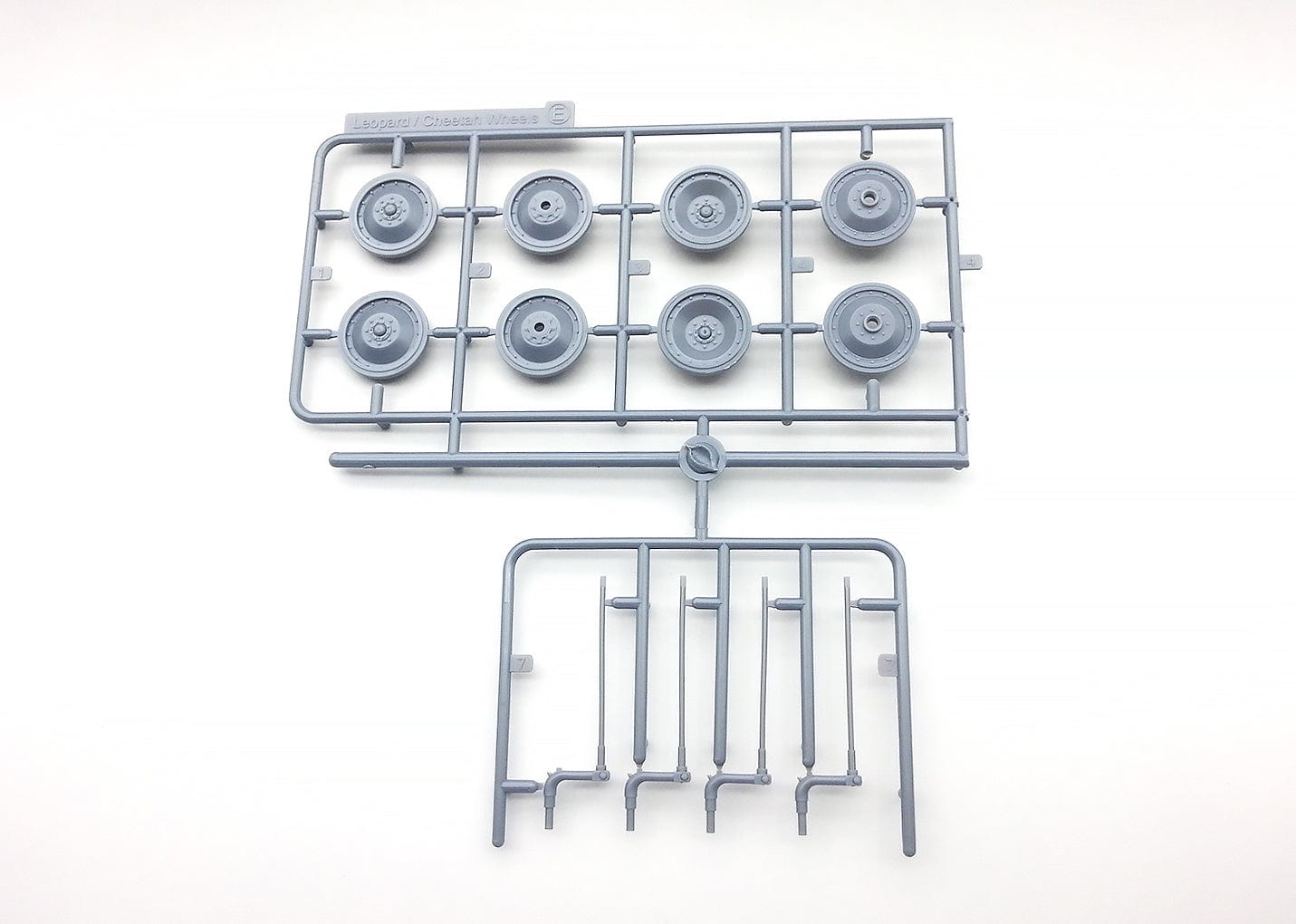 207 - Amusing Hobby - 35A004 - VK 16.02 Leopard - sprue