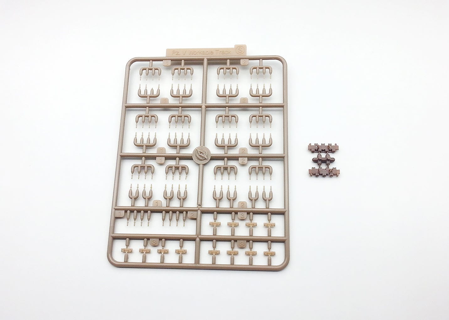 209 - Amusing Hobby - 35A004 - VK 16.02 Leopard - sprue
