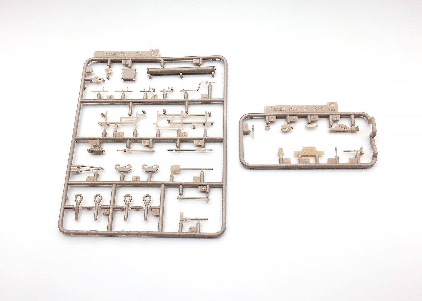 210 - Amusing Hobby - 35A004 - VK 16.02 Leopard - sprue