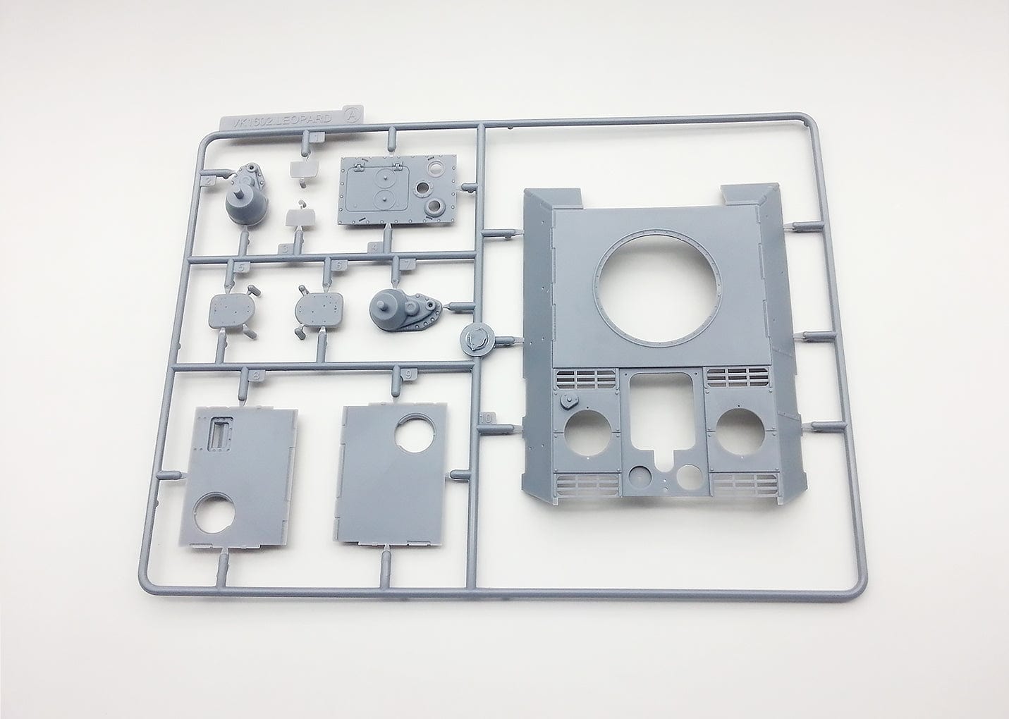 201 - Amusing Hobby - 35A004 - VK 16.02 Leopard - sprue