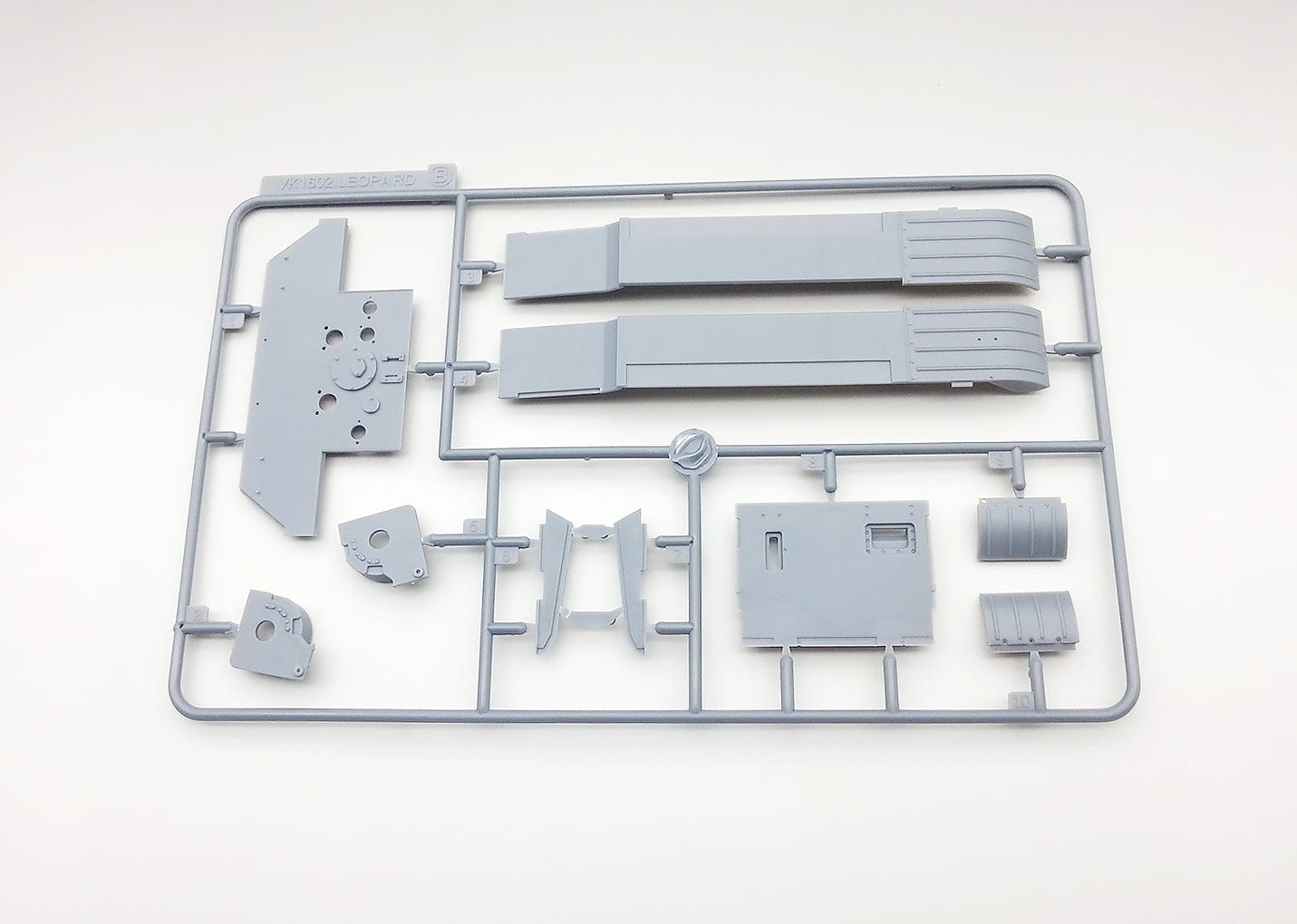 202 - Amusing Hobby - 35A004 - VK 16.02 Leopard - sprue