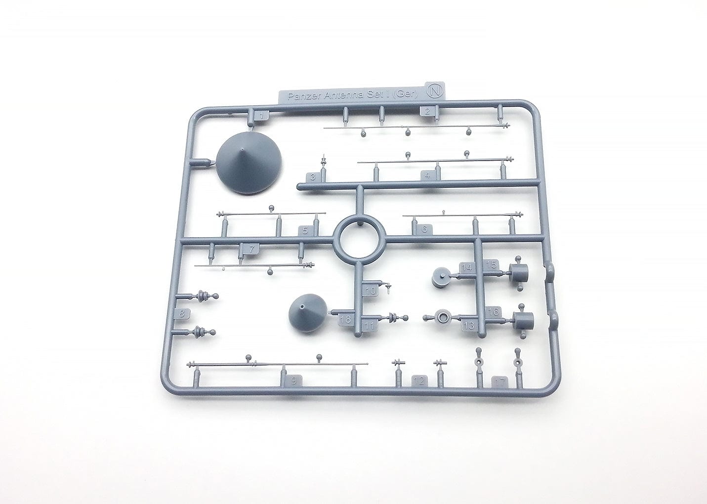 203 - Amusing Hobby - 35A004 - VK 16.02 Leopard - sprue