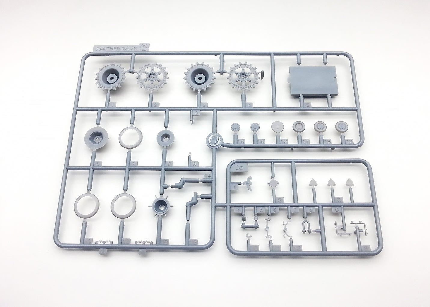 204 - Amusing Hobby - 35A004 - VK 16.02 Leopard - sprue