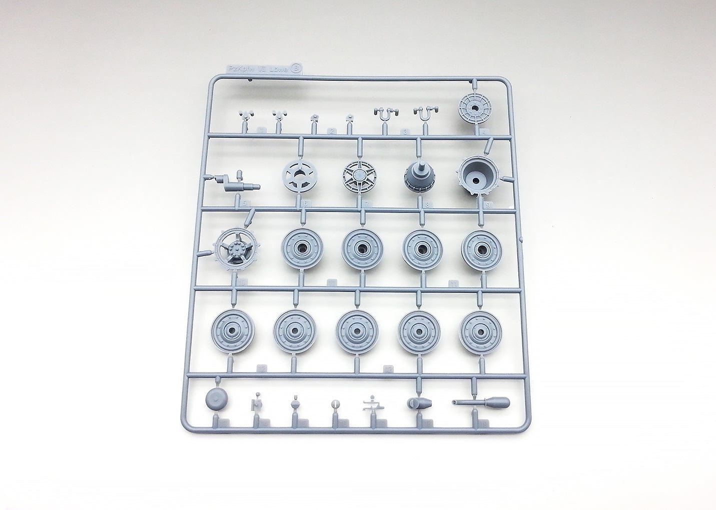 203 - Amusing Hobby - 35A007 - Pz.Kpfw. VII VK 72.01 (K) Löwe - sprue