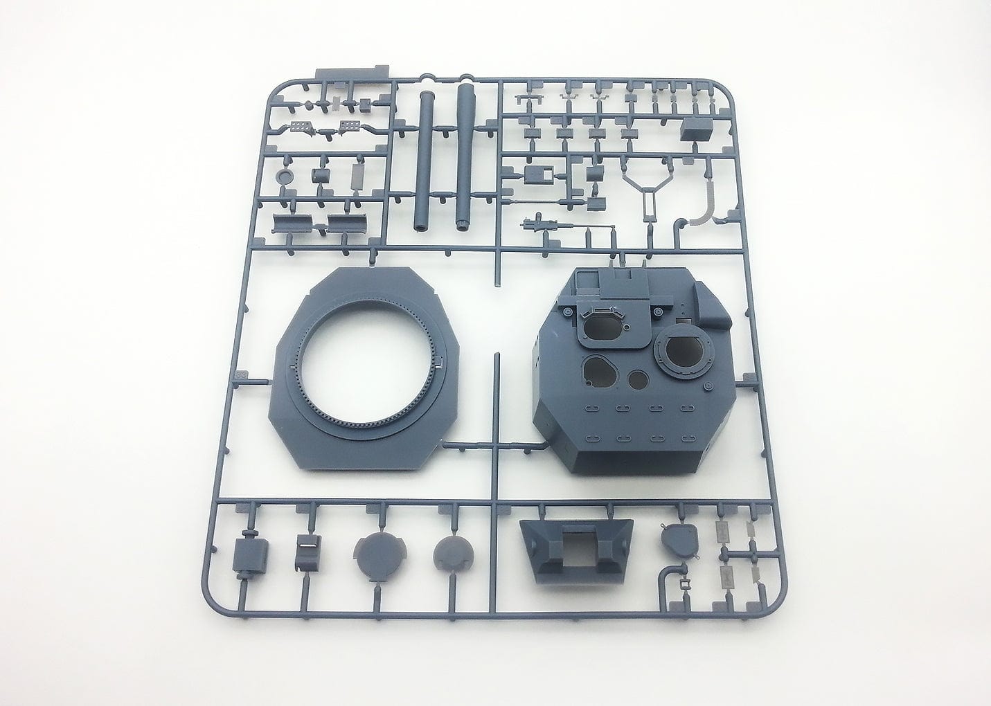 201 - Amusing Hobby - 35A008 - FV215 183mm - sprue