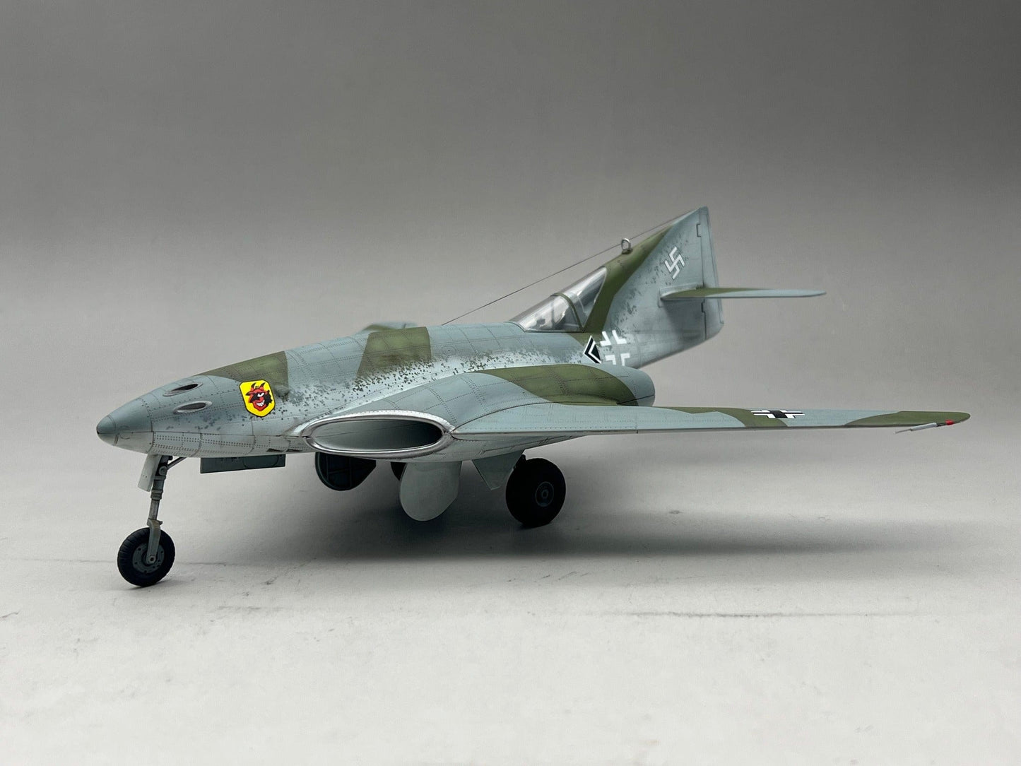 700 - Amusing Hobby - 48A005 - Messerschmitt Me 262 HG III Entwurf III - painted model