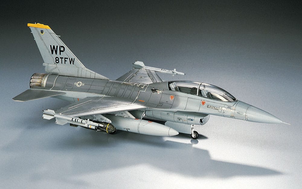 700 - Hasegawa - D14 - General Dynamics F-16B Plus Fighting Falcon - painted model