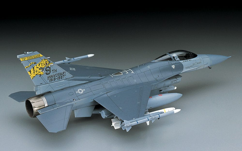 700 - Hasegawa - D18 - General Dynamics F-16C Fighting Falcon - painted model