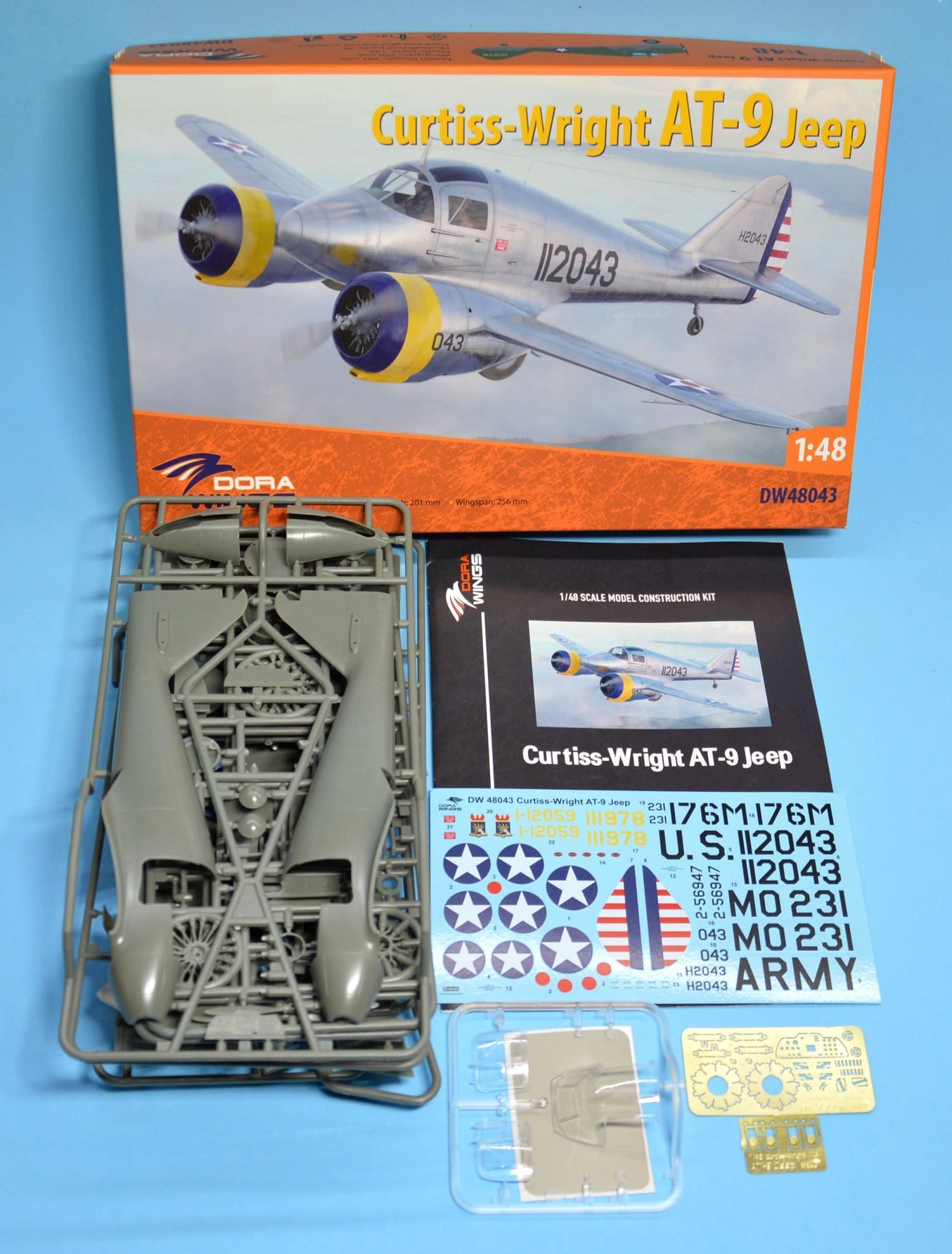 Dora Wings - 48043 - Curtiss-Wright AT-9 Jeep - box contents