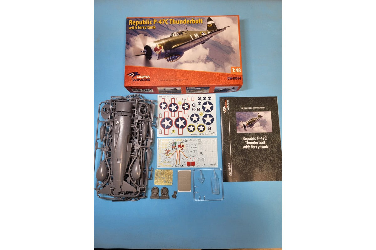 Dora Wings - 48054 - Republic P-47C Thunderbolt with Ferry Tank - box contents