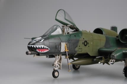 702 - HobbyBoss - 80323 - Fairchild Republic A-10 Thunderbolt II - painted model