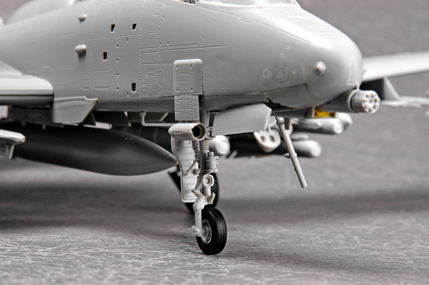 601 - HobbyBoss - 80323 - Fairchild Republic A-10 Thunderbolt II - unpainted model