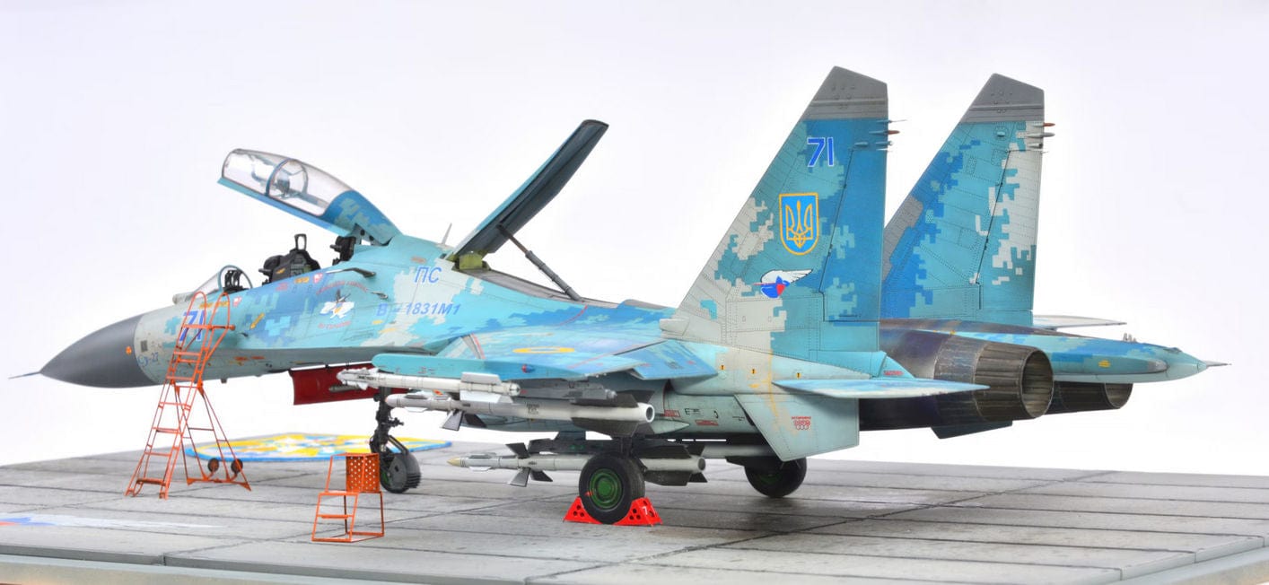 702 - HobbyBoss - 81713 - Sukhoi Su-27UB Flanker C - painted model