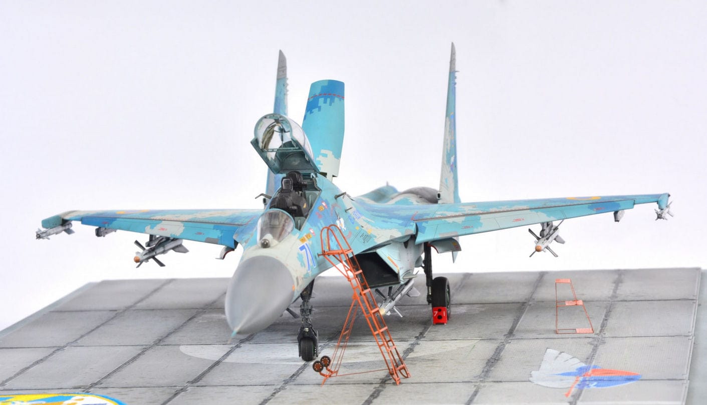705 - HobbyBoss - 81713 - Sukhoi Su-27UB Flanker C - painted model