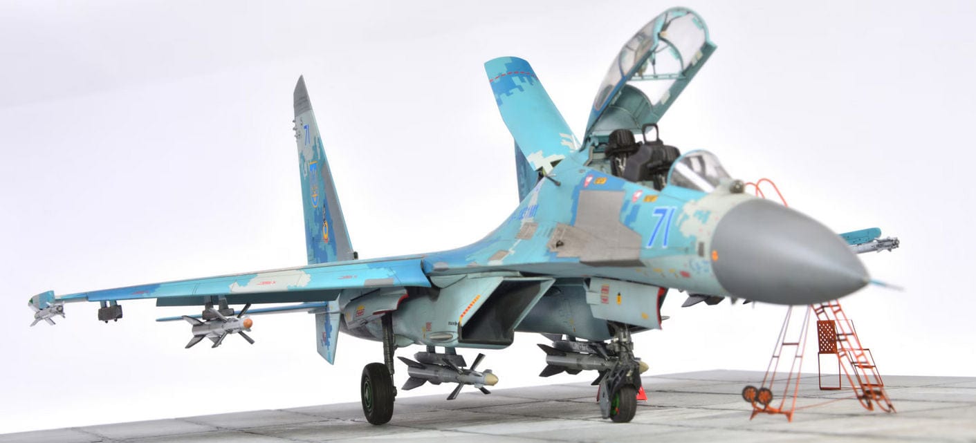 708 - HobbyBoss - 81713 - Sukhoi Su-27UB Flanker C - painted model