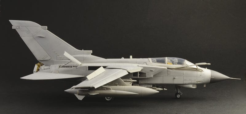 602 - Italeri - 2513 - Panavia Tornado GR4 - unpainted model