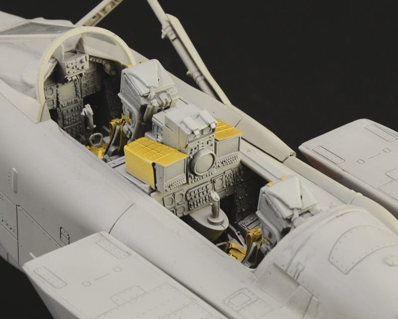 604 - Italeri - 2513 - Panavia Tornado GR4 - unpainted model