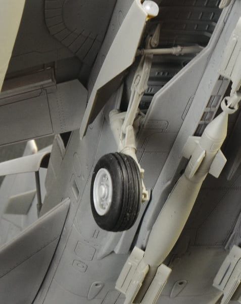 610 - Italeri - 2513 - Panavia Tornado GR4 - unpainted model