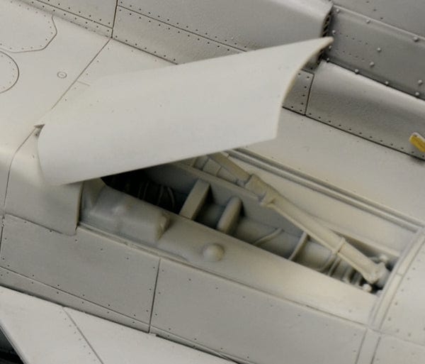 613 - Italeri - 2513 - Panavia Tornado GR4 - unpainted model