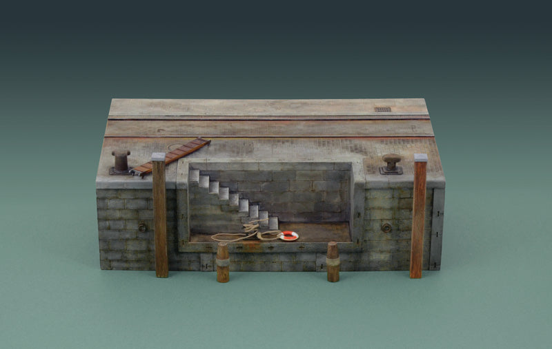 700 - Italeri - 5615 - Dock with Stairs - painted model
