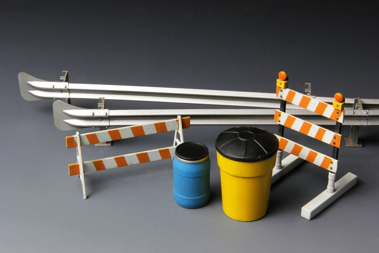 700 - Meng Model - SPS-013 - Barricades and Highway Guardrail - painted model