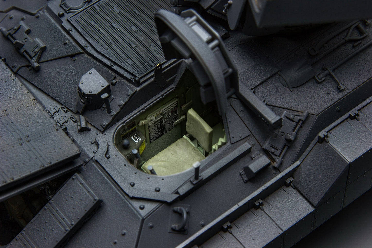 705 - Meng Model - SPS-017 - M3A3 Bradley with BUSK III Interior Set - painted model