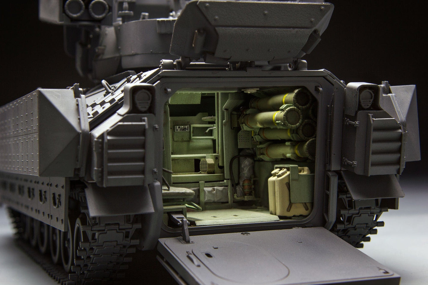 702 - Meng Model - SPS-017 - M3A3 Bradley with BUSK III Interior Set - painted model