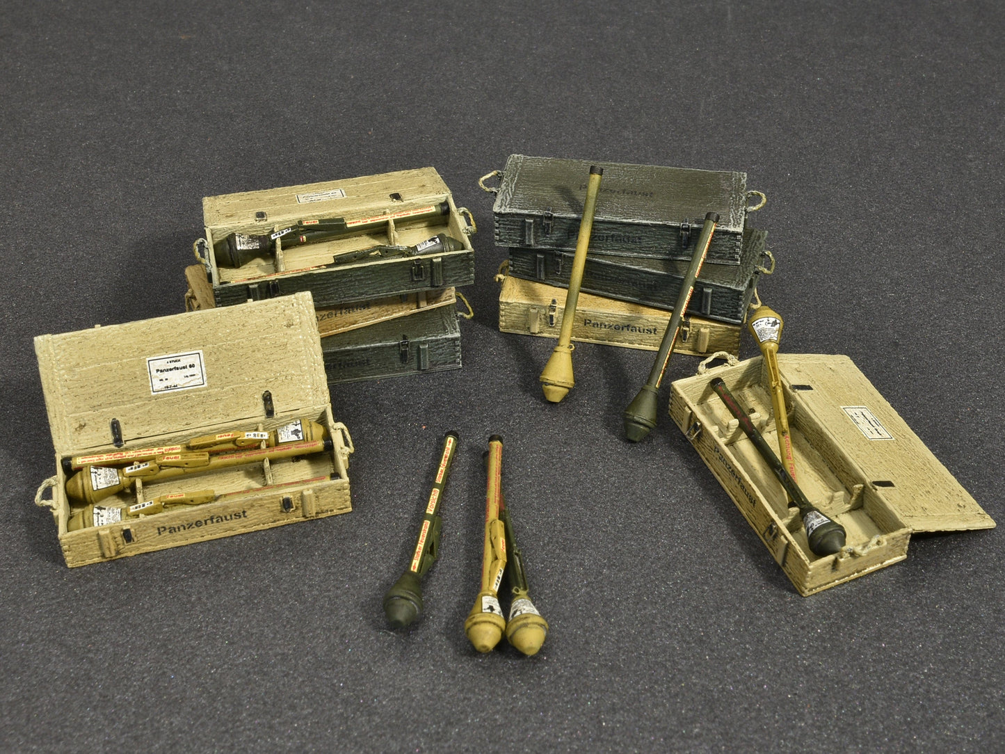 703 - Miniart - 35253 - Panzerfaust 30/60 Set - painted model