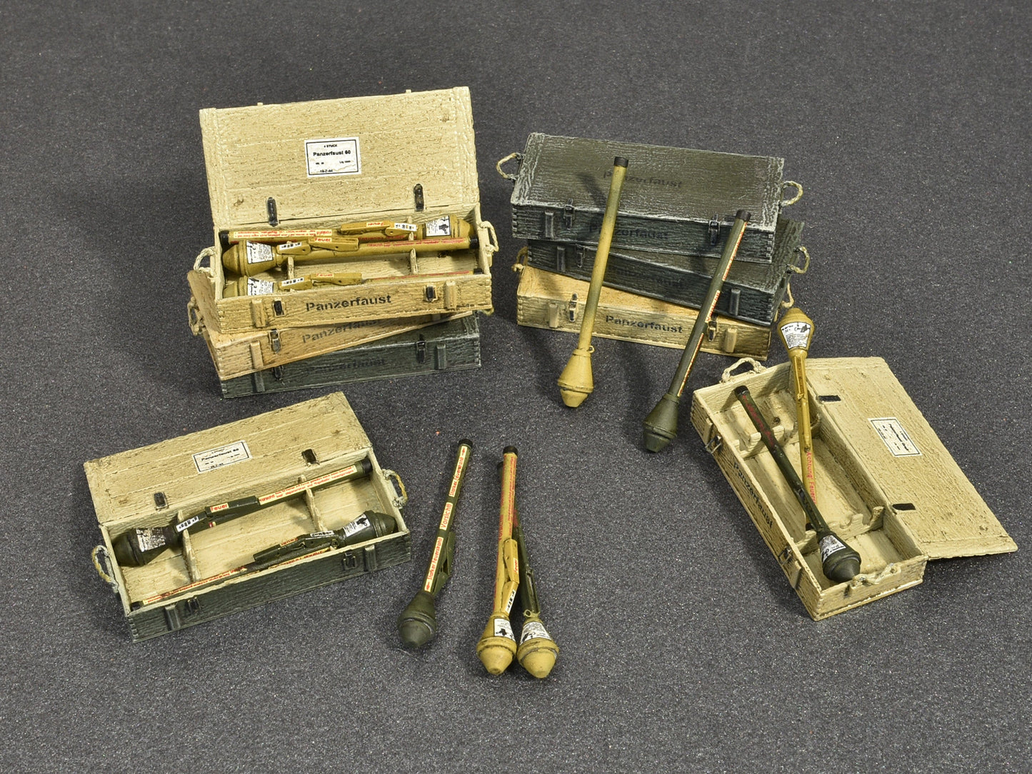 704 - Miniart - 35253 - Panzerfaust 30/60 Set - painted model