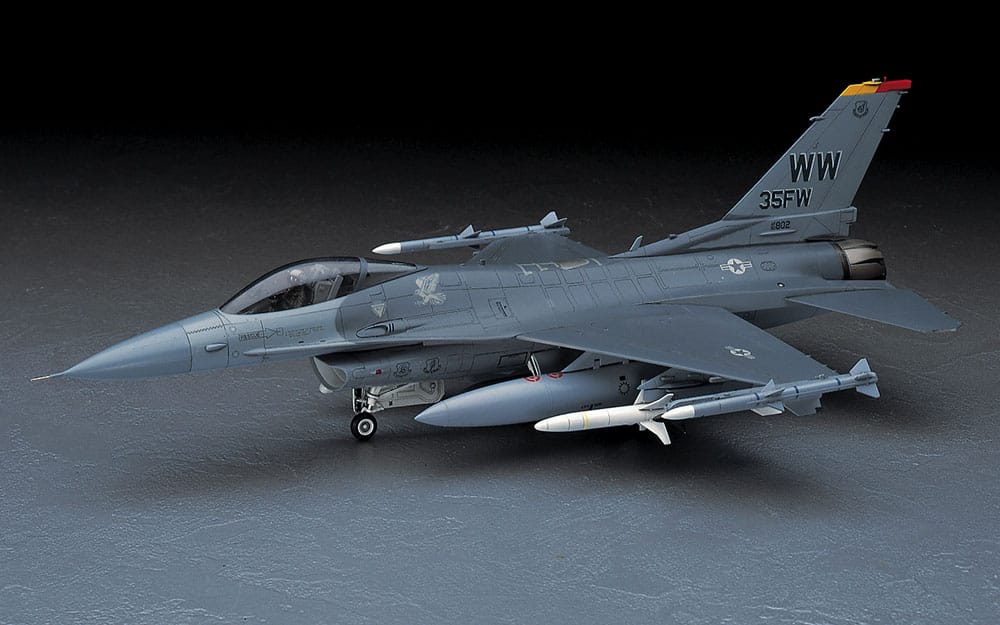700 - Hasegawa - PT32 - General Dynamics F-16CJ Fighting Falcon - painted model