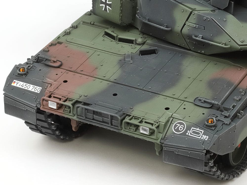 707 - Leopard 2A7V - painted model - Take a closer look at the front with its additional armor, angular headlights and guards, sensor head, fender-front hooks and more.
