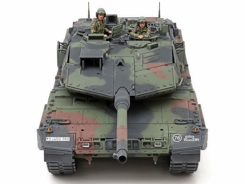 702 - Leopard 2A7V - painted model - Plenty of detail abounds across the turret and hull.