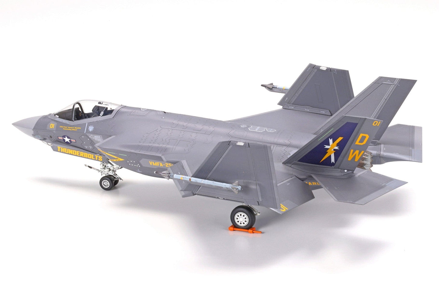 700 - Tamiya - 60794 - Lockheed Martin F-35C Lightning II - painted model
