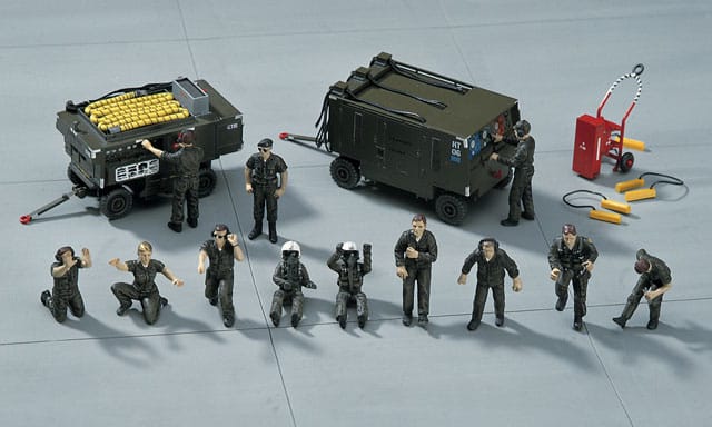 700 - Hasegawa - X484 - United States Ground Crew Set A - painted model