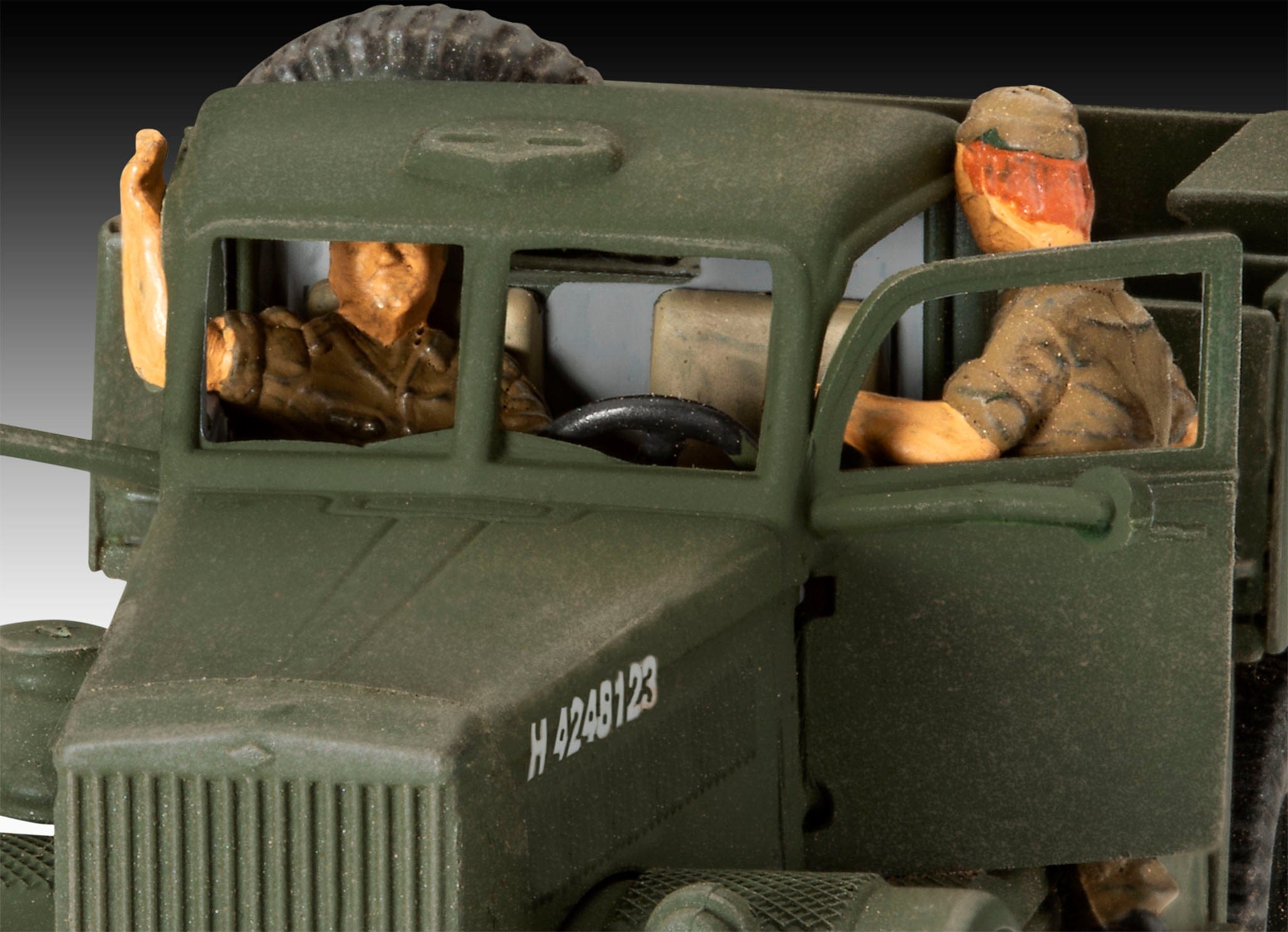 Revell - 03364 - Diamond T M19 Tank Transporter - painted model