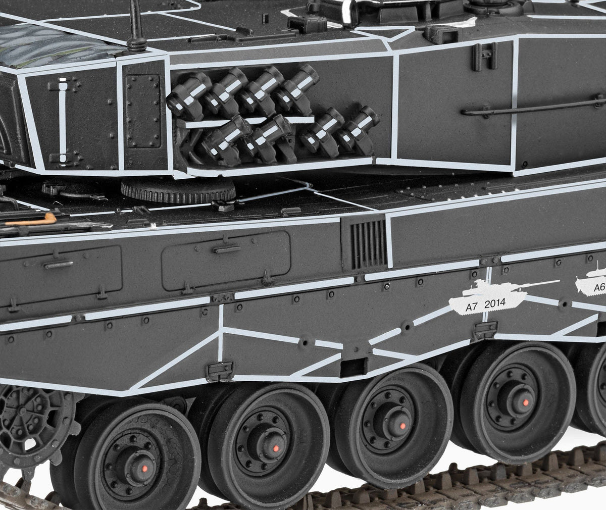 703 - Revell - 03368 - Leopard 2A4 ‘40th Anniversary’ - painted model