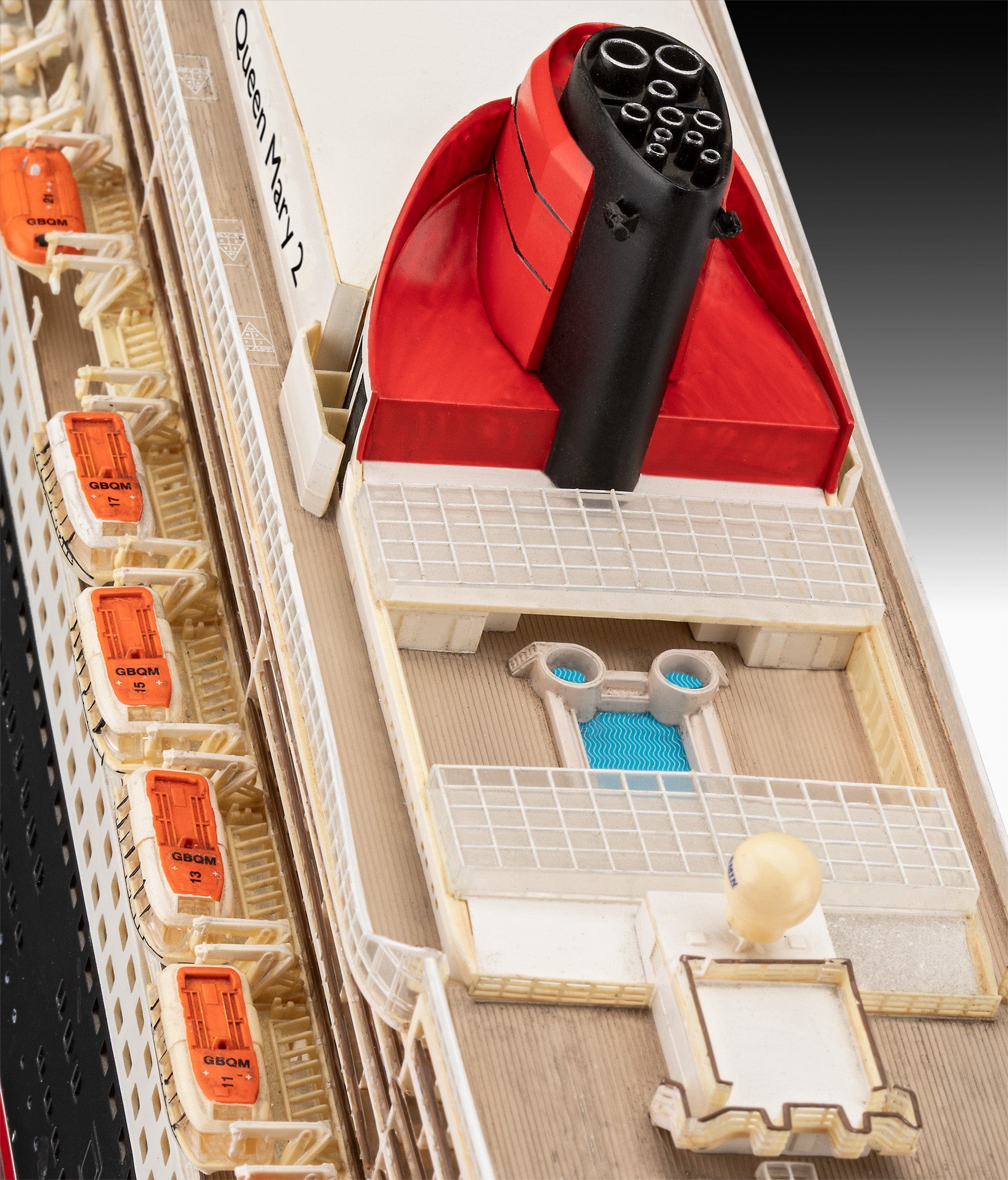 Revell - 05223 - RMS Queen Mary 2 - painted model