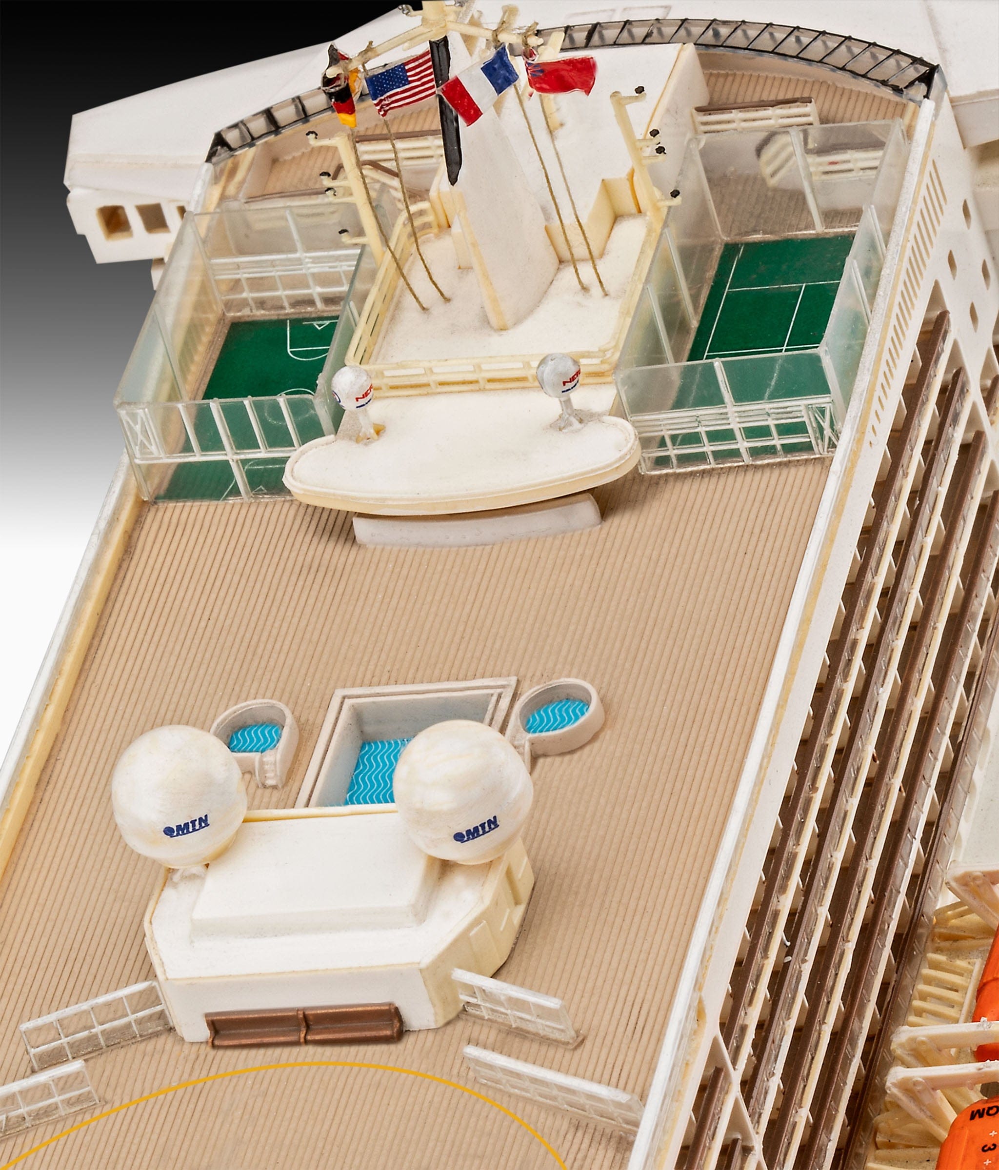 Revell - 05223 - RMS Queen Mary 2 - painted model