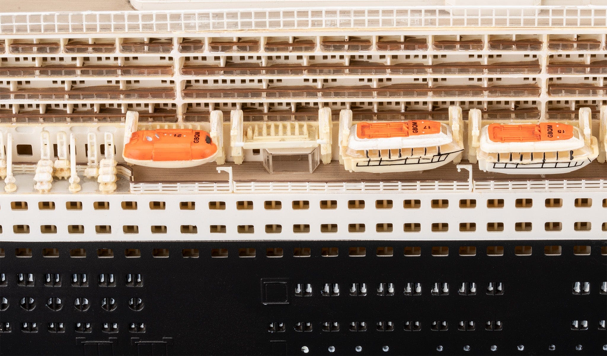 Revell - 05223 - RMS Queen Mary 2 - painted model