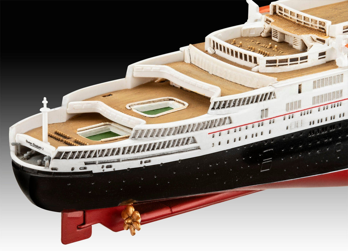 701 - Revell - 05806 - Queen Elizabeth II - painted model