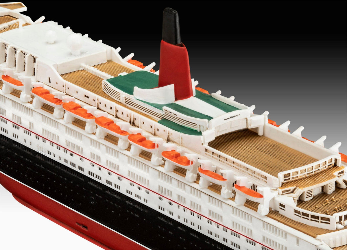 702 - Revell - 05806 - Queen Elizabeth II - painted model