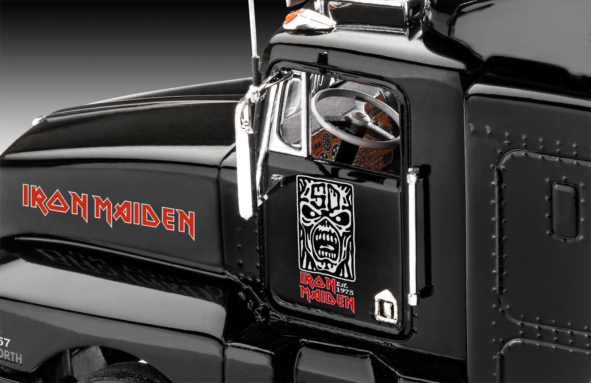 Revell - 07740 - Kenworth T600 - Iron Maiden Run For Your Lives Tour Truck - painted model