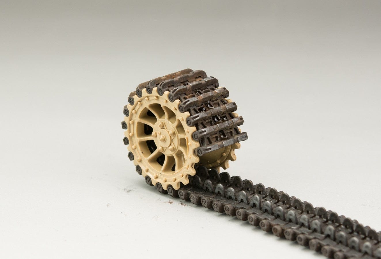 Rye Field Model - 5027 - Pz.Kpfw. VI Ausf. E Tiger I Transport Mode Workable Track Links - unpainted model