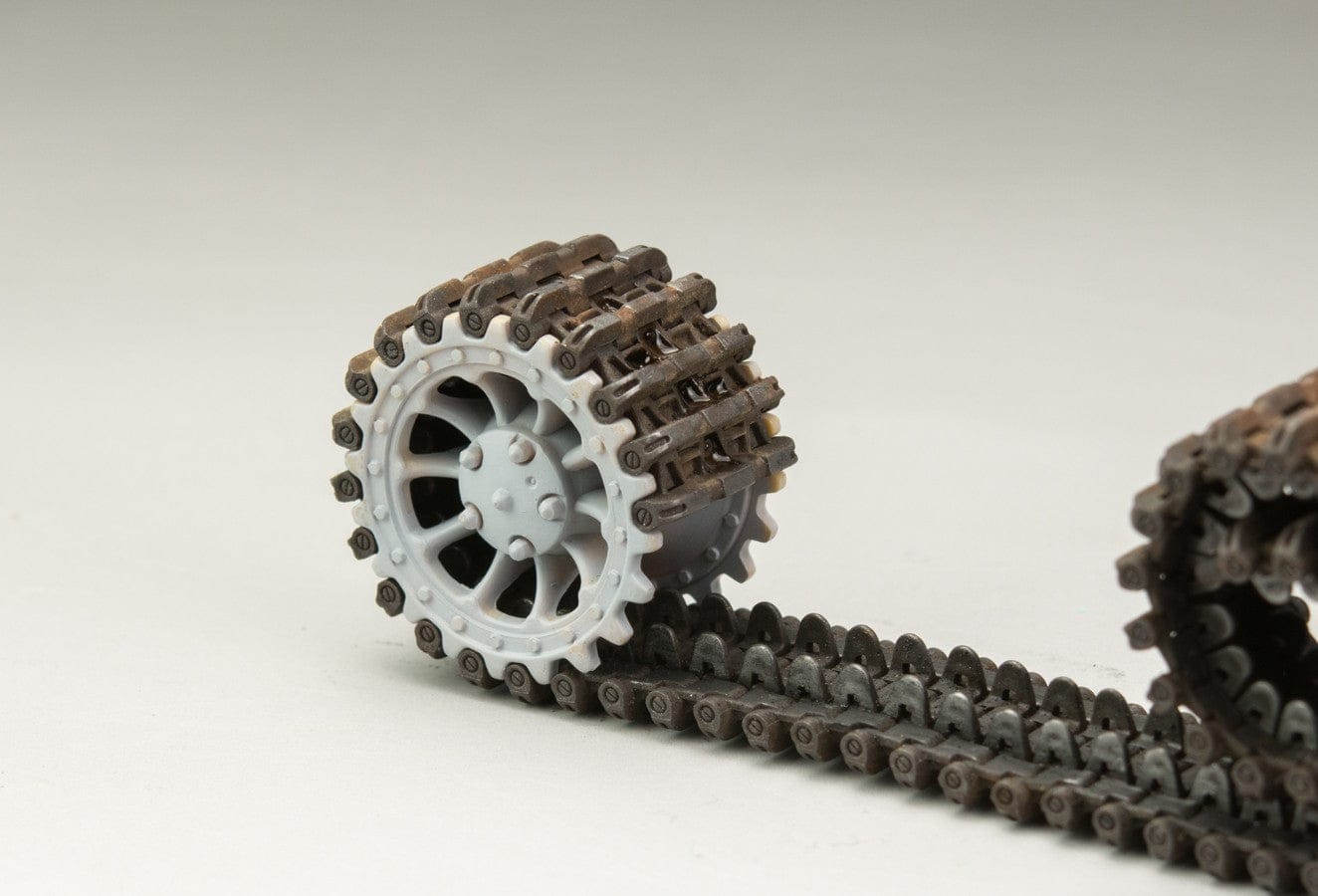 Rye Field Model - 5027 - Pz.Kpfw. VI Ausf. E Tiger I Transport Mode Workable Track Links - unpainted model